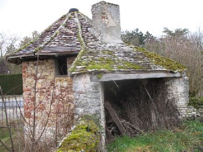 The bakehouse consists of the six sided housing of the oven with a flared canopy over the loading opening.