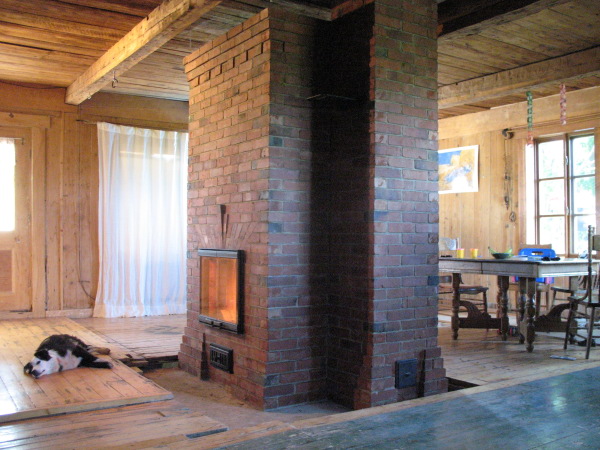 St-Elzear, Image 1. Poêle de Masse with white upper chamber oven